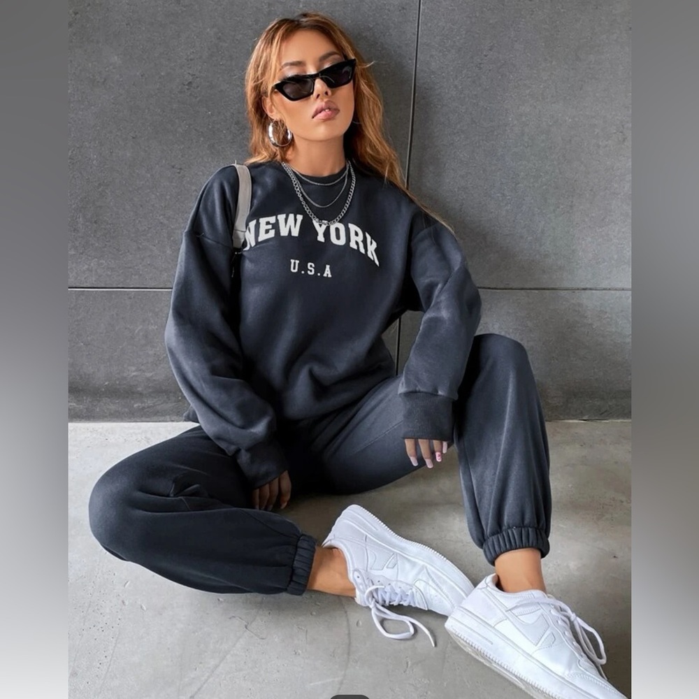 2 piece navy blue COMFY set. Pants come with pockets !